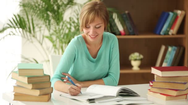 Meisje schrijven in notebook — Stockvideo