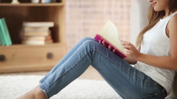 Ragazza seduta sul pavimento lettura libro — Video Stock