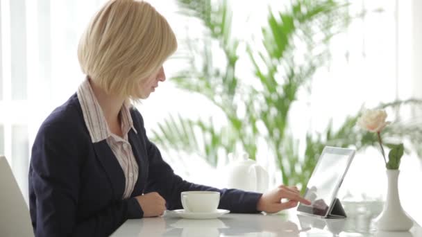 Femme d'affaires utilisant touchpad et boire du thé — Video