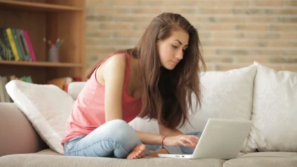 Girl  holding credit card — Stock Video