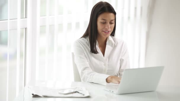 Mujer sentada en el escritorio de oficina — Vídeos de Stock