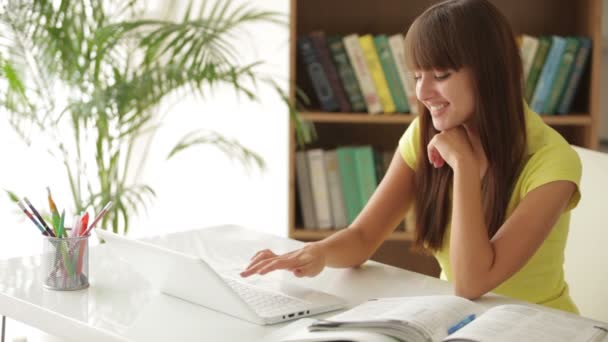 Girl sitting at table studying — Stock Video