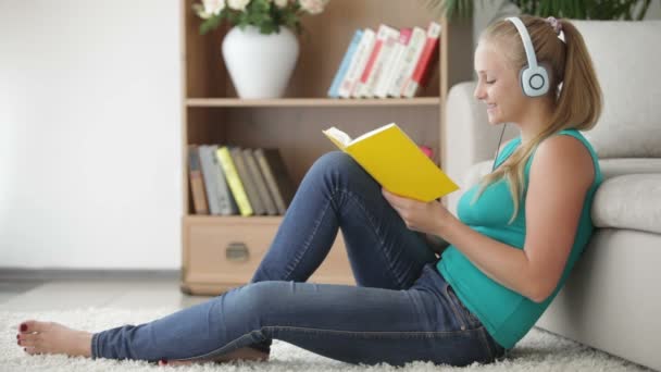 Chica leyendo libro — Vídeos de Stock