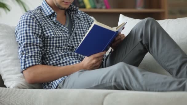 Man zittend op de Bank en het lezen van boek. — Stockvideo