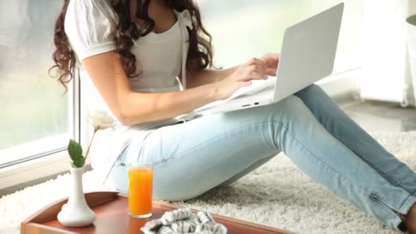 Girl  using laptop — Stock Video