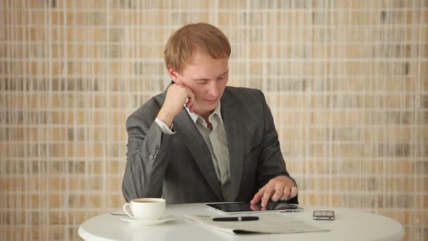 Homem sentado à mesa usando touchpad — Vídeo de Stock