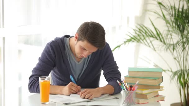 Homme assis à table étudiant — Video