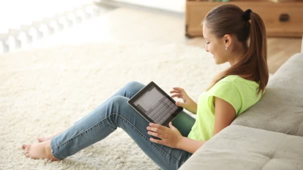 Chica sentada en el suelo usando touchpad — Vídeos de Stock