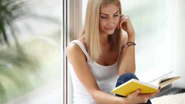 Encantadora joven leyendo libro — Vídeos de Stock