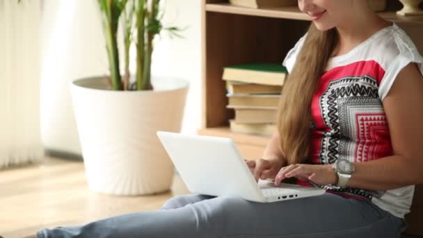 Menina encantadora usando laptop — Vídeo de Stock