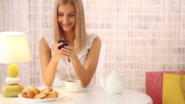 Schönes Mädchen sitzt im Café — Stockvideo