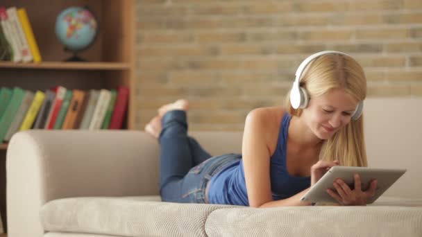 Mädchen trägt Headset mit Touchpad — Stockvideo