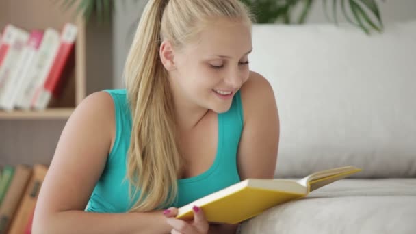 Girl reading book — Stock Video