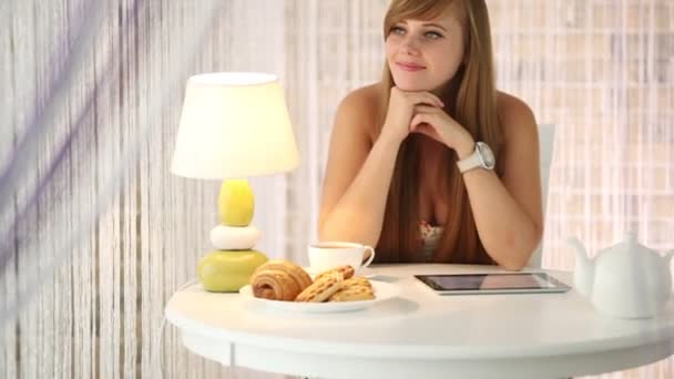 Girl sitting at cafe with touchpad — Stock Video