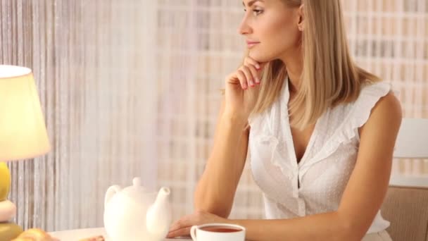 Woman sitting at table — Stock Video