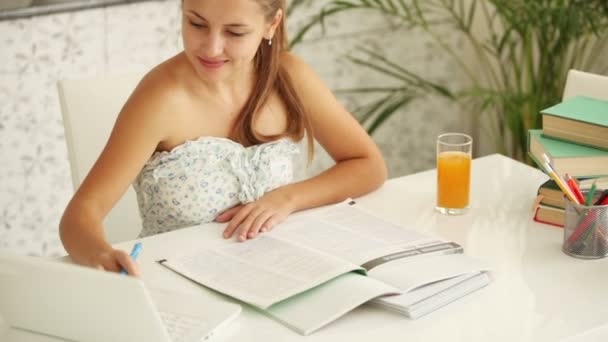 Encantadora chica sentada a la mesa escribiendo — Vídeos de Stock