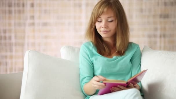 Schattig meisje lezen boek — Stockvideo