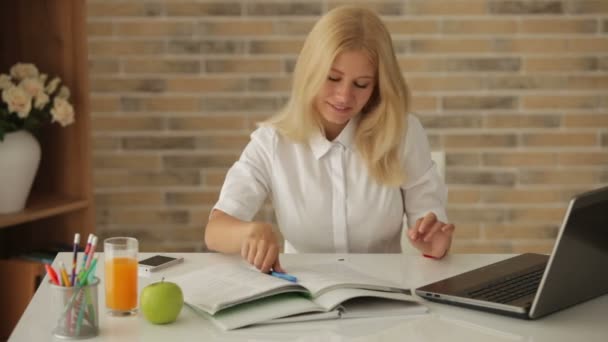 Menina usando laptop — Vídeo de Stock