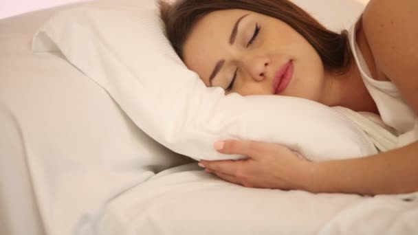 Hezká dívka spí v posteli — Stock video
