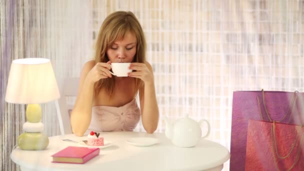 Menina sentado no café beber chá — Vídeo de Stock