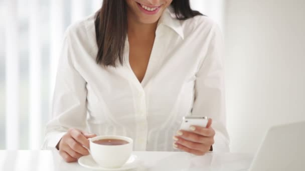 Busineswoman con tazza di tè utilizzando il cellulare — Video Stock