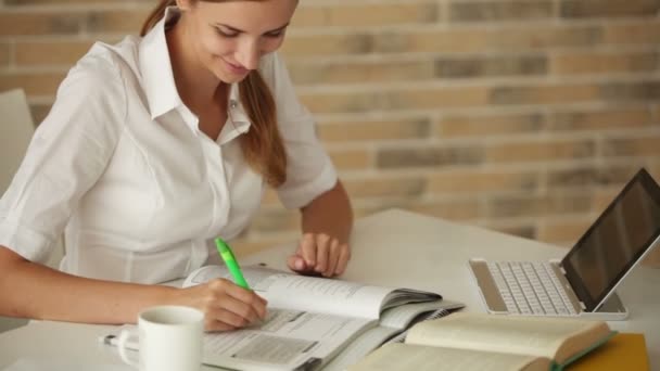 Chica sentada en escritorio escritura — Vídeos de Stock