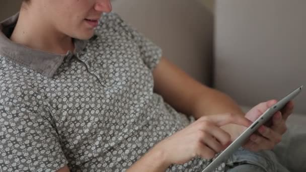 Man zittend op de Bank met behulp van de touchpad — Stockvideo