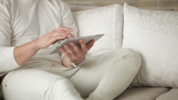 Joven usando touchpad . — Vídeos de Stock