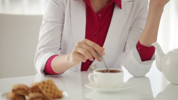 Meisje zitten aan tafel met — Stockvideo