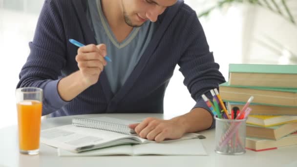 Homme assis à table étudiant — Video