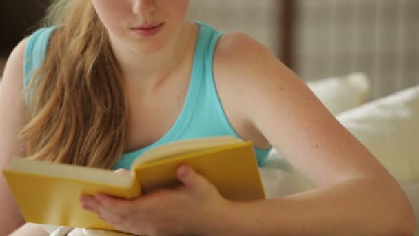 Chica relajante en lectura de sofá — Vídeos de Stock