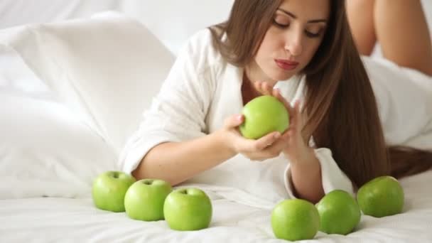 Linda chica acostada en la cama — Vídeos de Stock