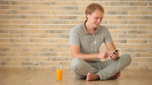 Hombre usando el teléfono celular — Vídeos de Stock