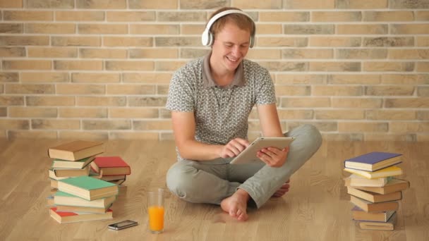 Chlapík sedí na podlaze pomocí touchpadu — Stock video