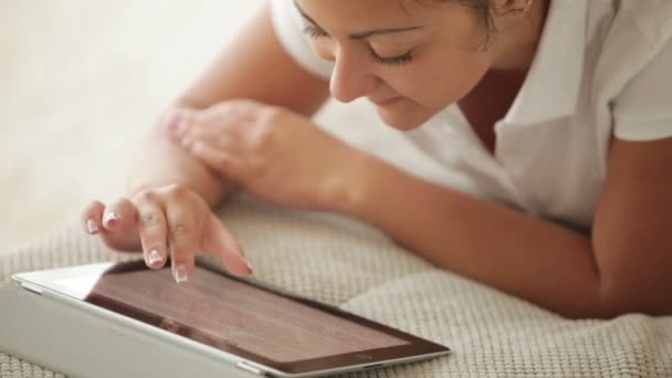 Vrouw ontspannen op Bank met behulp van de touchpad — Stockvideo