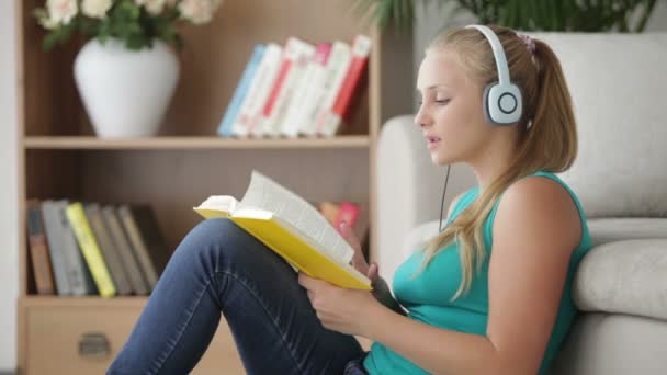 Chica leyendo libro — Vídeos de Stock