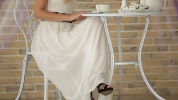 Женщина сидит в кафе — стоковое видео