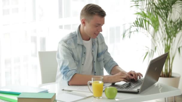 Man zitten aan tafel met behulp van laptop — Stockvideo