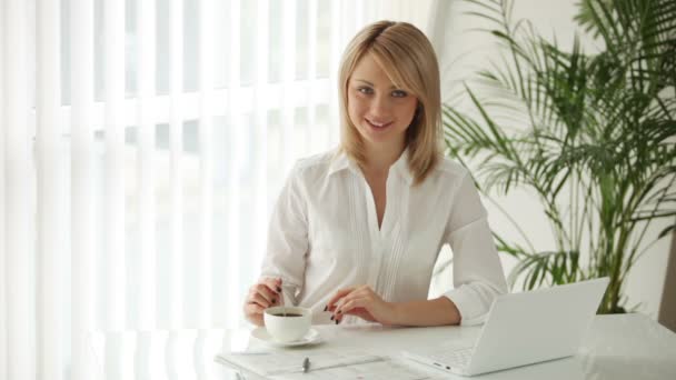 Vrouw aan tafel met laptop — Stockvideo