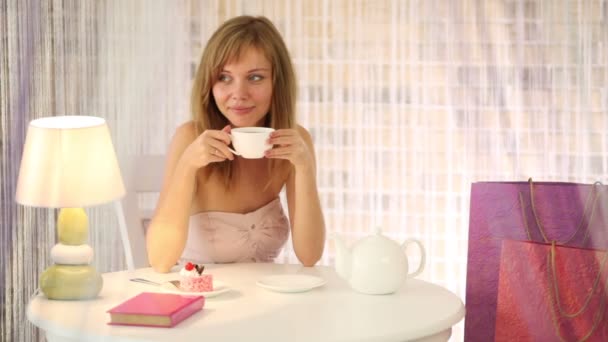 Woman sitting at cafe drinking tea — Stock Video