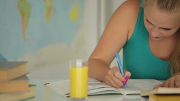 Girl writing in notebook — Stock Video