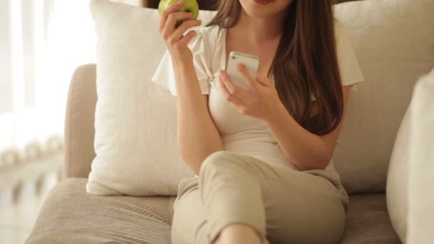 Mädchen benutzte Handy — Stockvideo