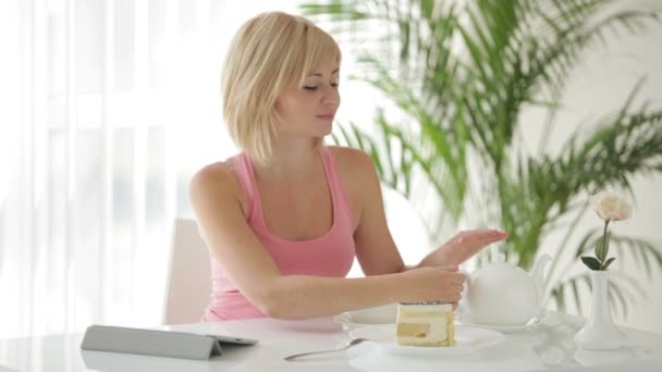 Mujer con touchpad verter el té en la taza — Vídeo de stock