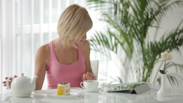 Mulher fazendo chá usando touchpad — Vídeo de Stock