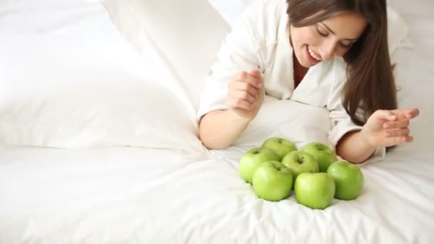 Jovencita alegre acostada en la cama — Vídeo de stock