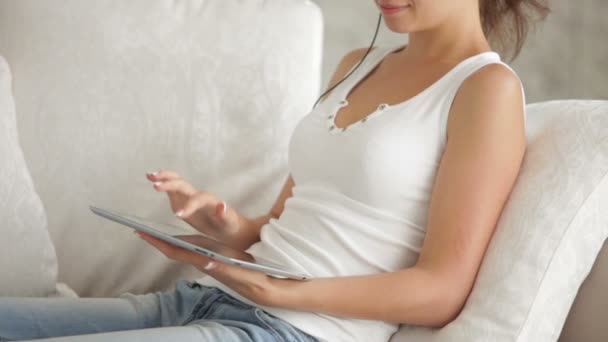 Menina no fone de ouvido usando touchpad — Vídeo de Stock