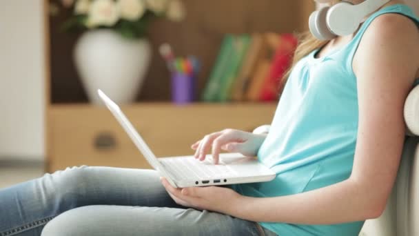 Menina usando laptop — Vídeo de Stock