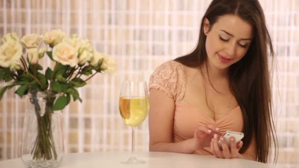 Şarap kadehi ile kafede oturan kız — Stok video