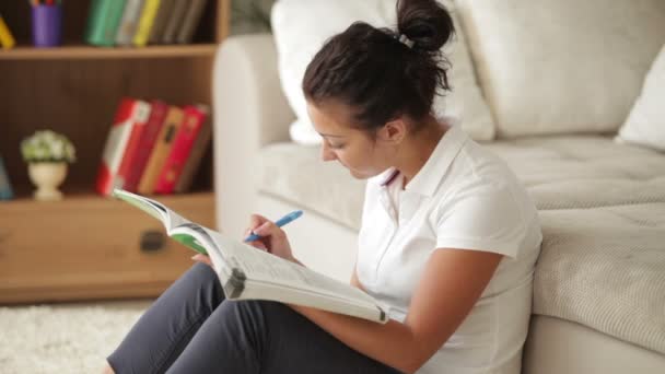 Chica sentada en el suelo y escribiendo — Vídeos de Stock