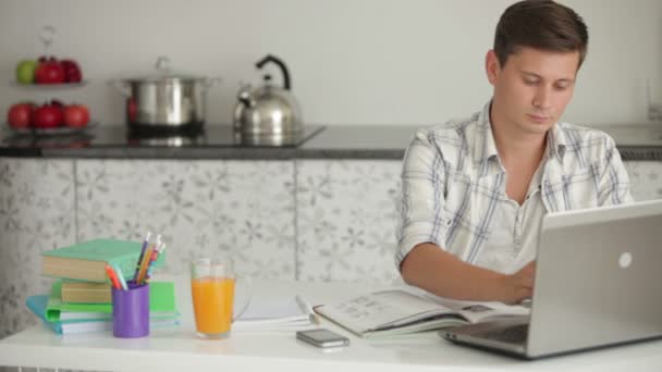 Estudante estudando à mesa — Vídeo de Stock